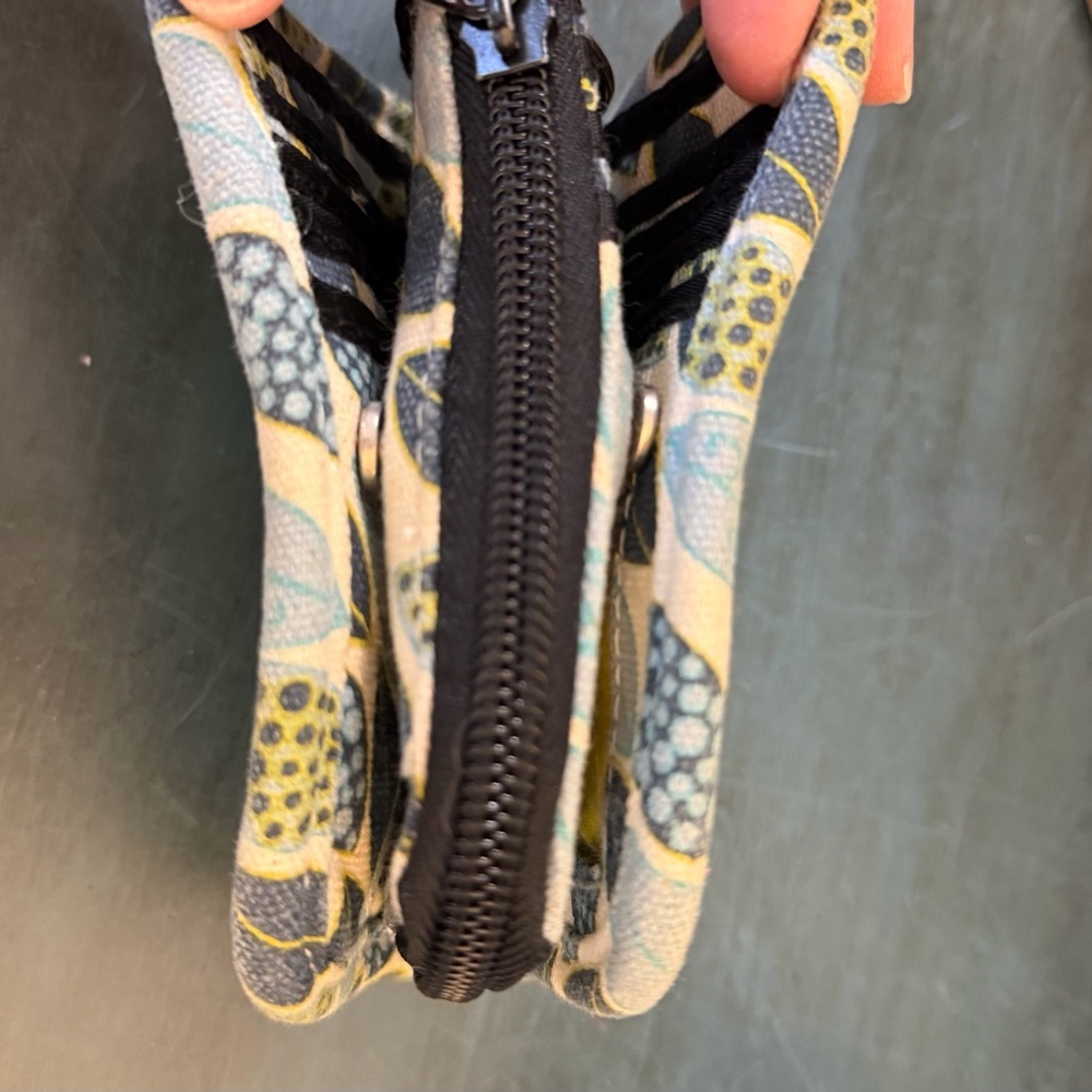 Kavu Big Spender zippy  trim-fold wallet with leaf pattern. Snap closure - Picture 11 of 16